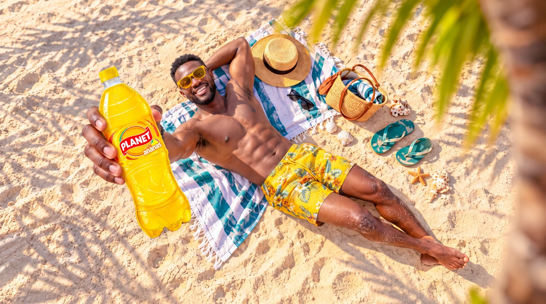 Univers publicitaire tropical : un couple sur la plage et une bouteille Planet au premier plan
